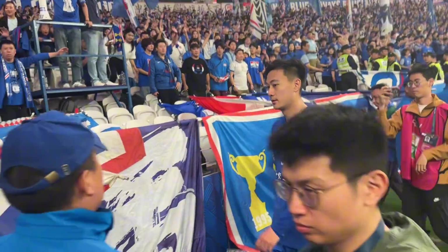申花賽后花絮,米內羅用球迷手機拍大合影,劉誠宇親簽袖標送球迷