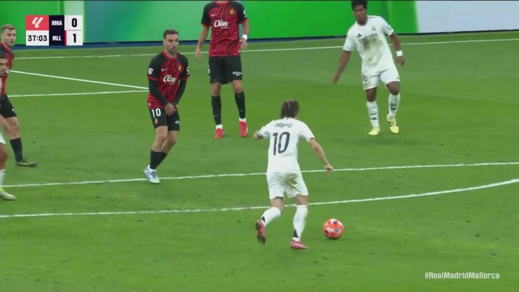 莫德里奇外圍遠(yuǎn)射勢大力沉！馬洛卡門將飛身單掌撲出！