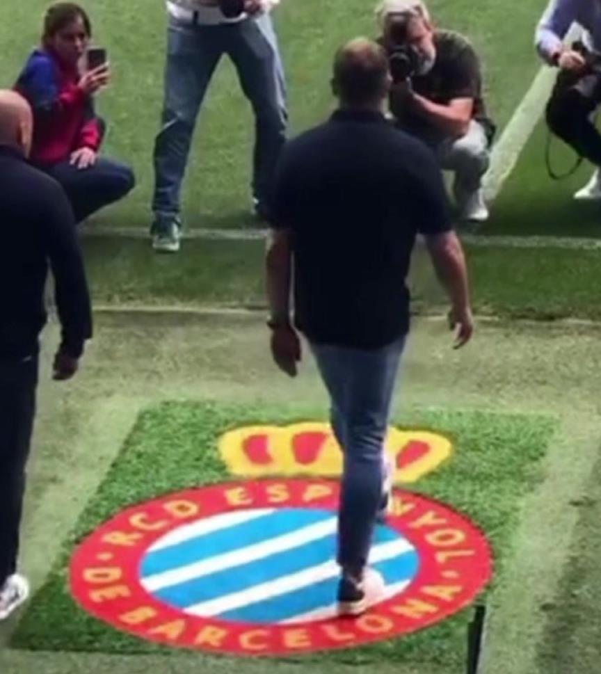 外網熱議:弗里克賽前踩場時直接踩在了西班牙人隊徽上