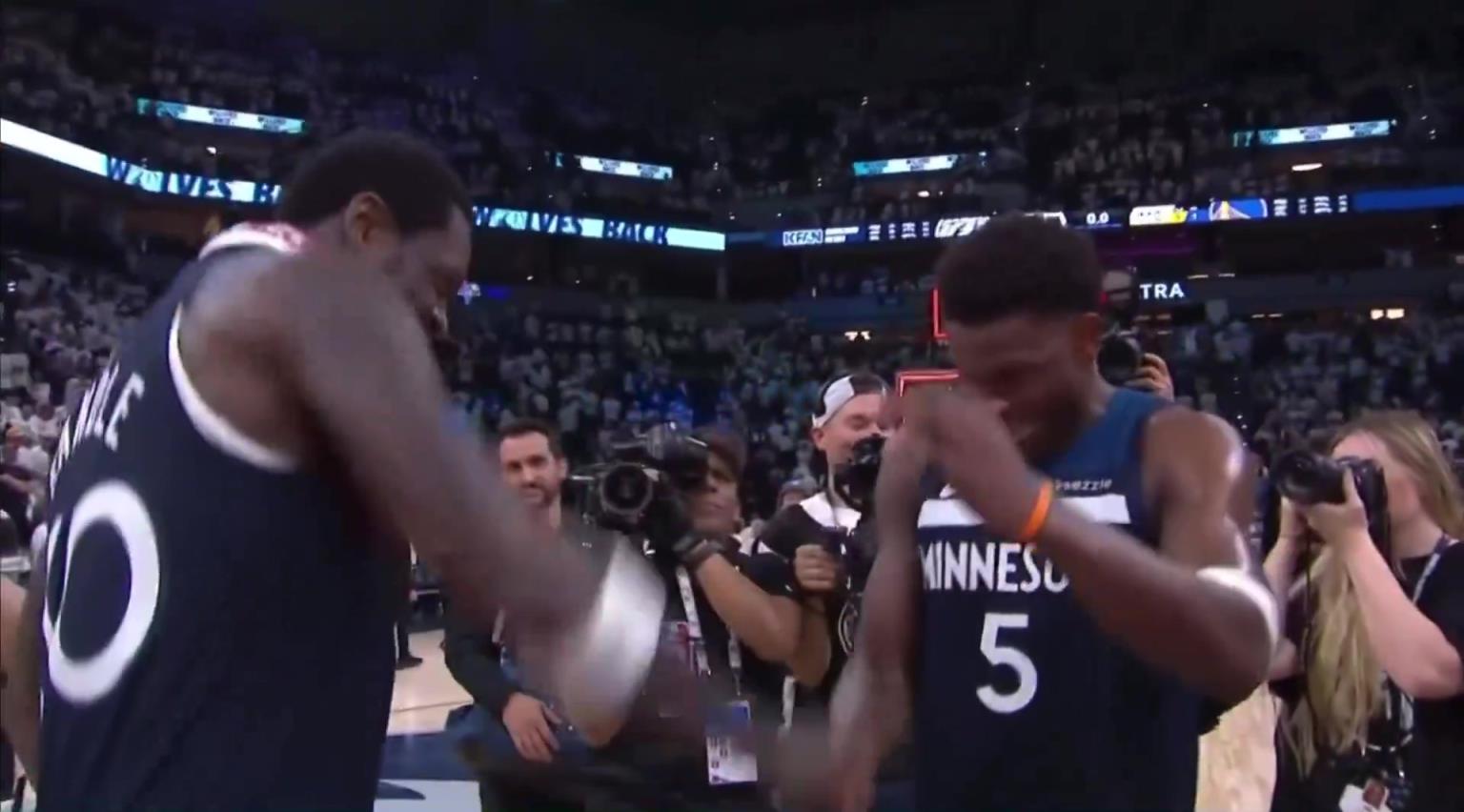 天作之合！華子和蘭德爾賽后擊掌擁抱 現(xiàn)場響起一陣?yán)墙?></div>
<p>天作之合！華子和蘭德爾賽后擊掌擁抱 現(xiàn)場響起一陣?yán)墙?/p>
</a>
</li>
<li>
<a href=