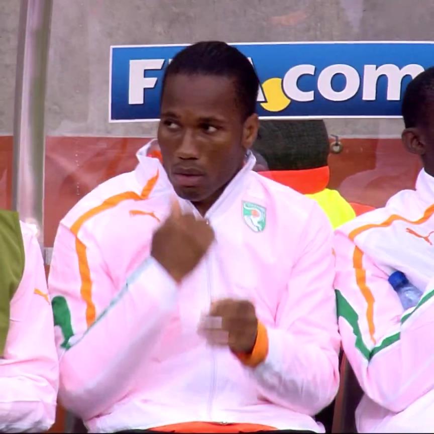 嚇死魔獸了!C羅世界波擊中立柱后德羅巴默默在胸前劃十字架