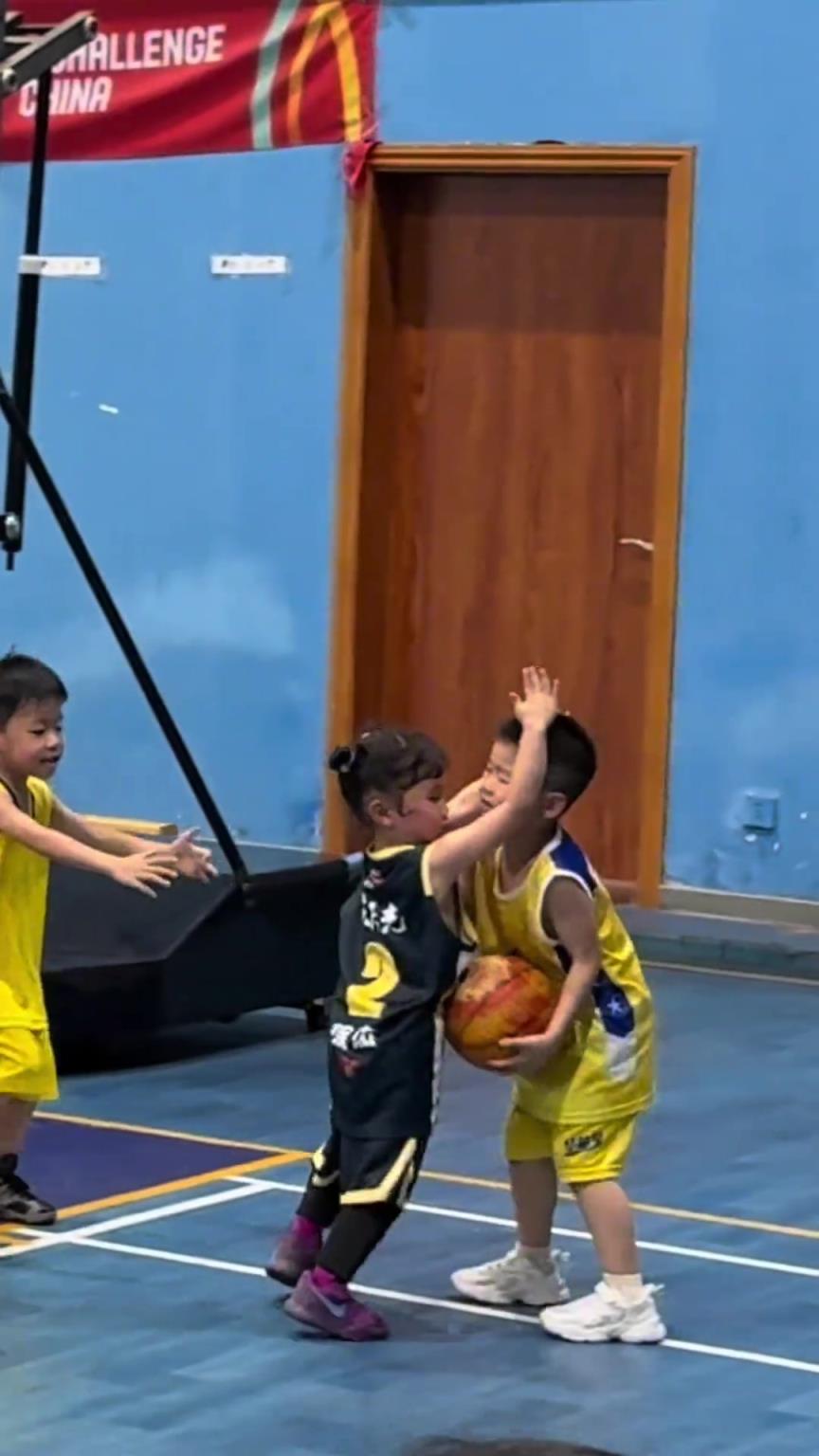 遇到這樣的防守你會怎么做？ 像極了你兄弟被吹犯規后...