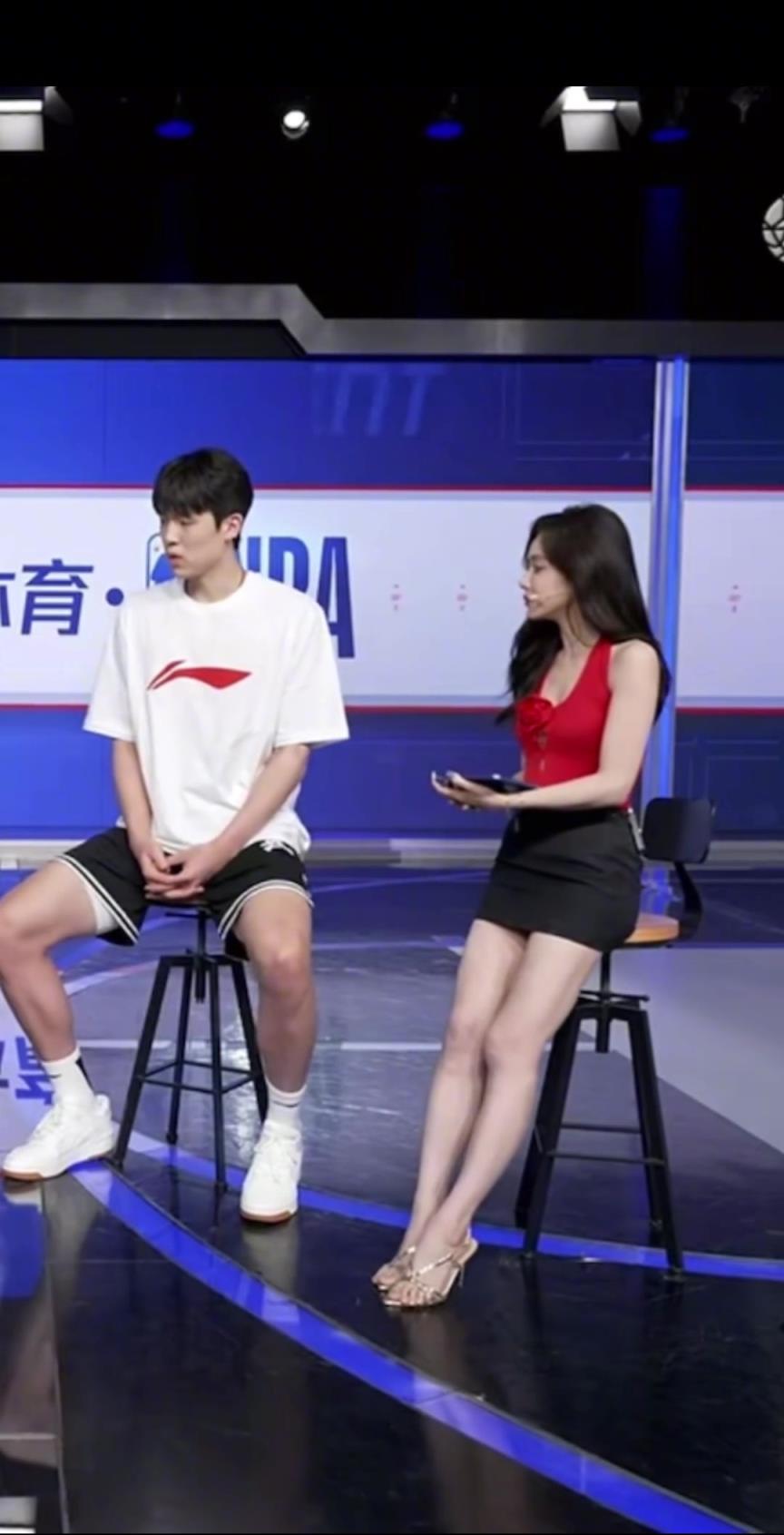 身高差有点萌美娜站着都没有杨瀚森坐着高