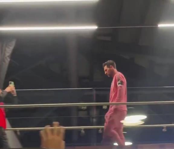 漫天噓！梅西賽后并未理會(huì)球迷呼喊和噓聲，徑直走回更衣室