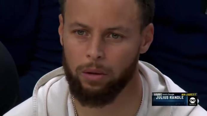 有人歡喜有人愁！蘭德爾干拔三分跳起企鵝舞庫里坐在場(chǎng)邊搖頭