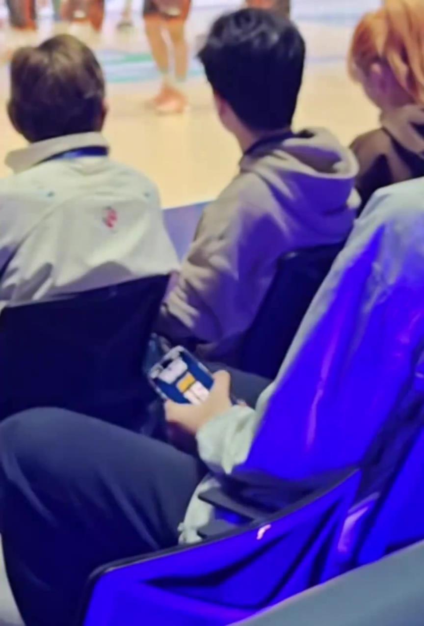 模板约基奇？杨瀚森的手机壁纸就是偶像约基奇15号球衣