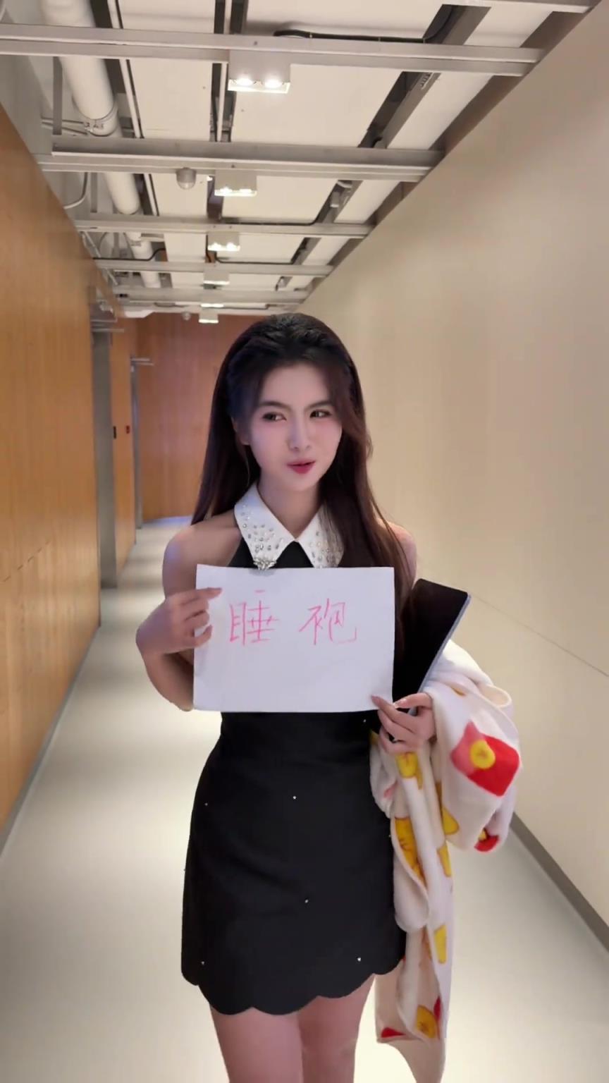 这是咱吧友想看的吗女主播炼炼：睡袍来了！不要再说我诈骗~