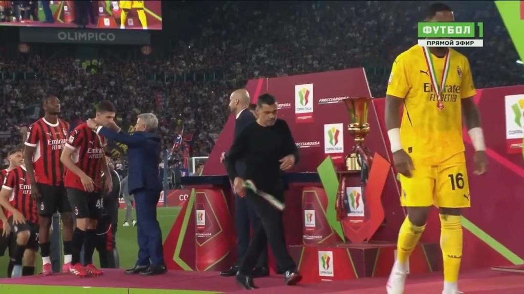 全場(chǎng)比賽米蘭毫無(wú)亮點(diǎn)！孔塞桑領(lǐng)取亞軍獎(jiǎng)牌拒絕佩戴！