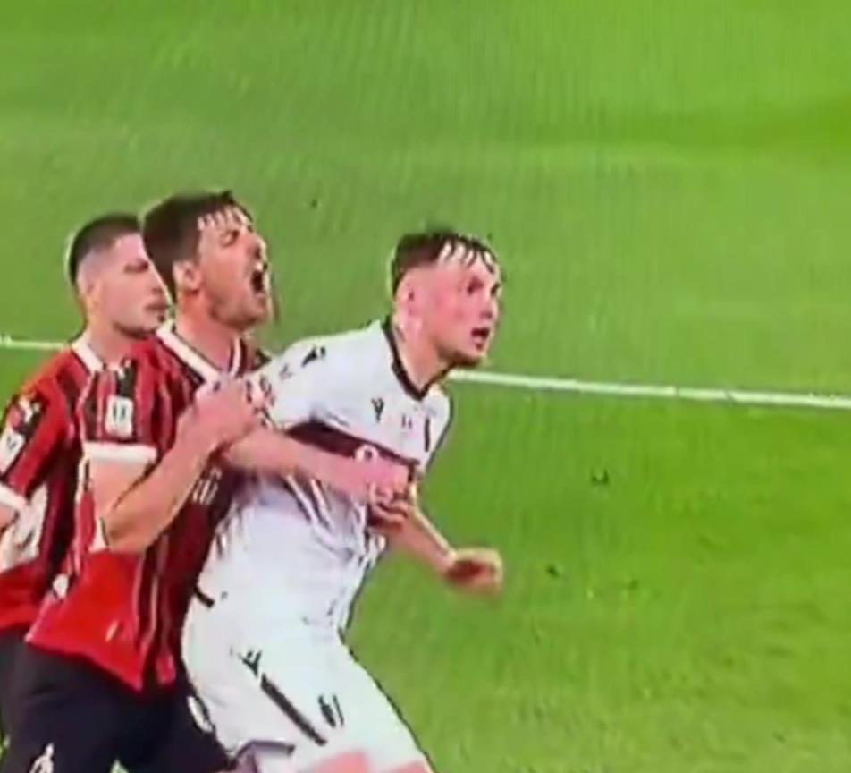 你怎么看？米蘭后衛(wèi)加比亞防守角球時遭博人后衛(wèi)無情鐵肘+鐵山靠