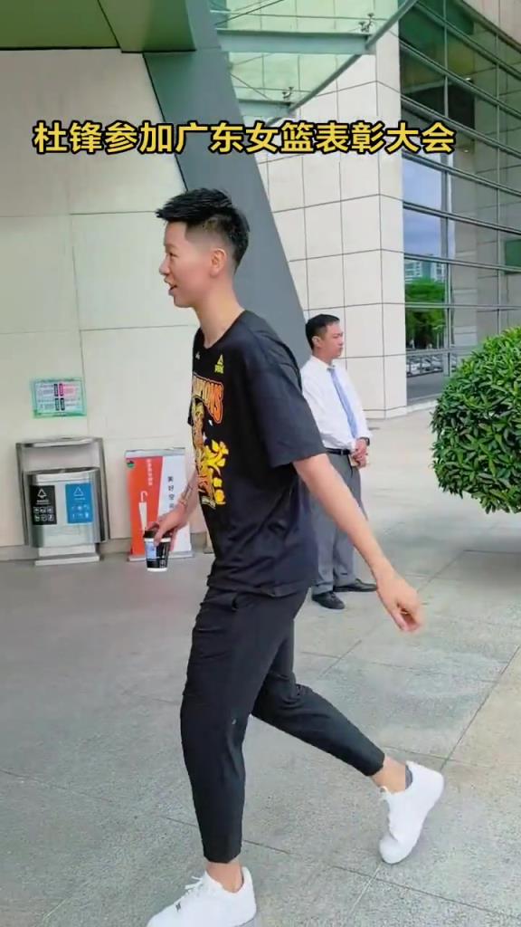 杜鋒參加東莞女籃表彰大會 ！