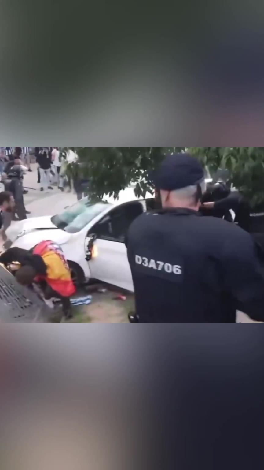 現場一片混亂！巴薩vs西班牙人場外發生車禍 有球迷倒在地上不起