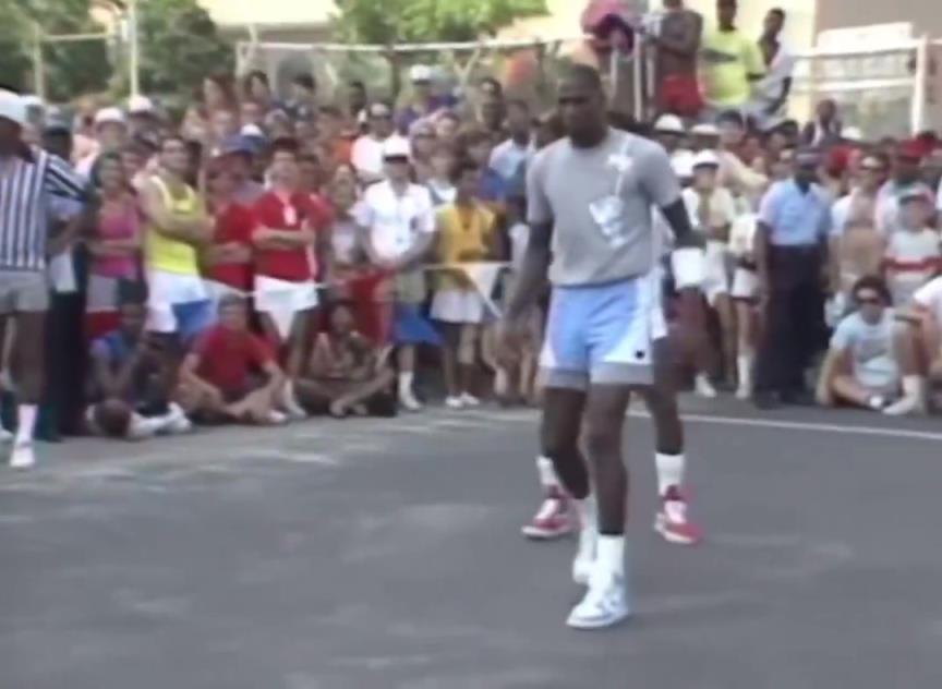 兄弟加一隊(duì)不會(huì)打?喬丹曾和威爾金斯組隊(duì)打街球