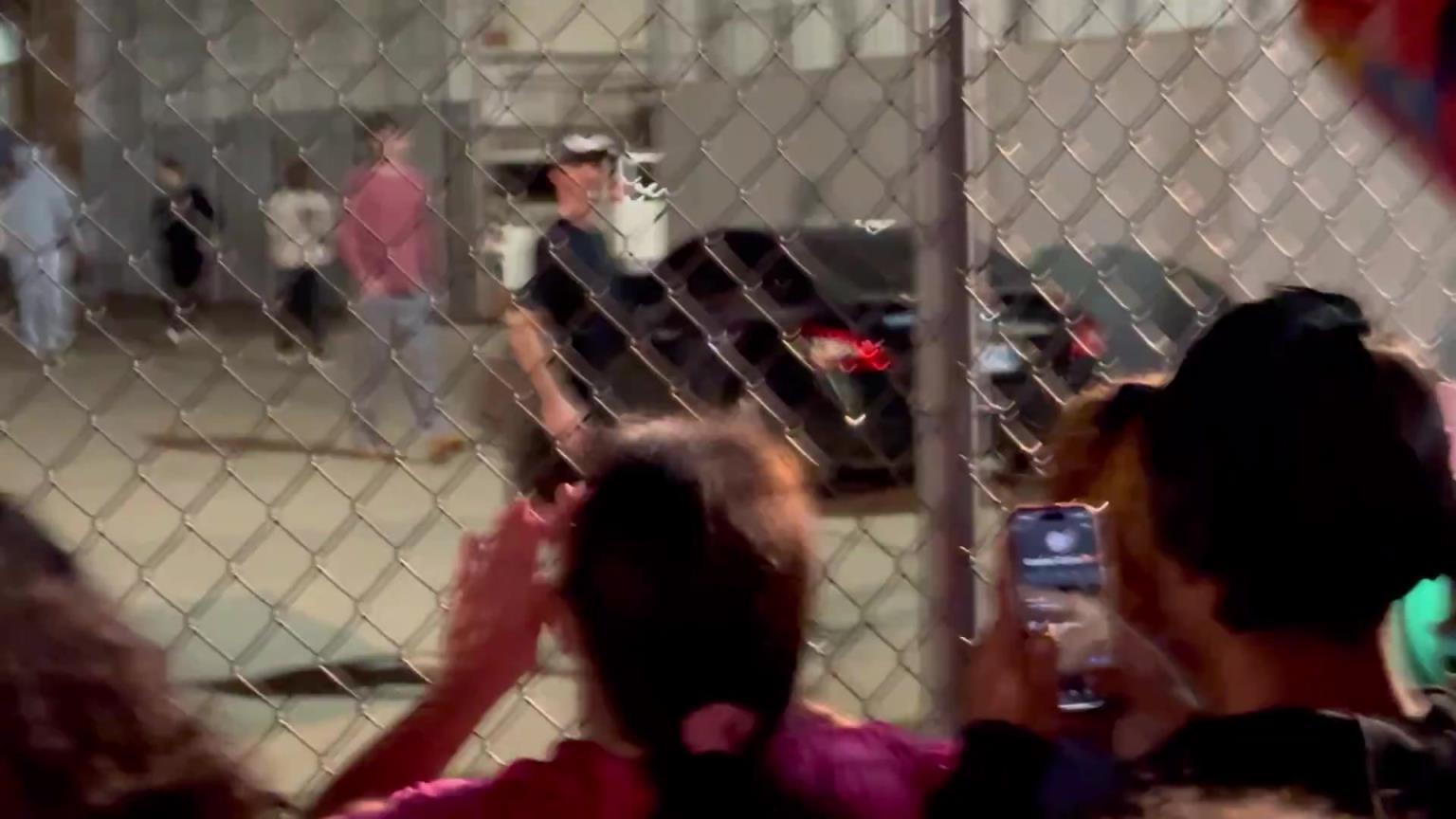 OKC有世界上最好的球迷！雷霆G6結束飛回俄城，球迷深夜接機