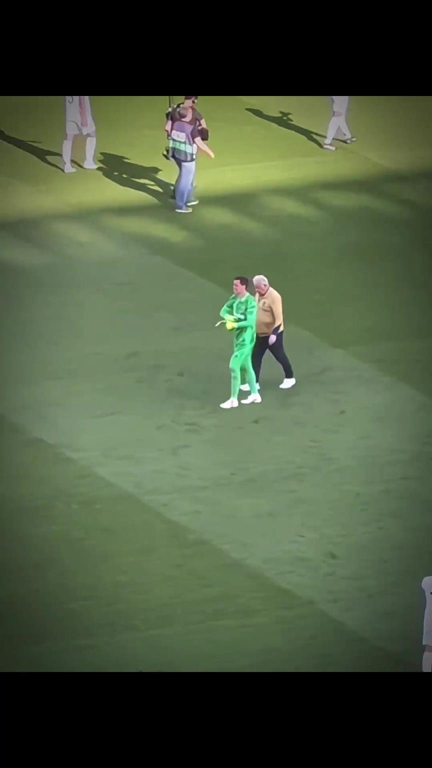 不容易??！什琴斯尼賽后這一幕，令人動容！