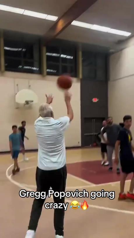 外國老大爺cos波波維奇打球,希望波波也能健健康康