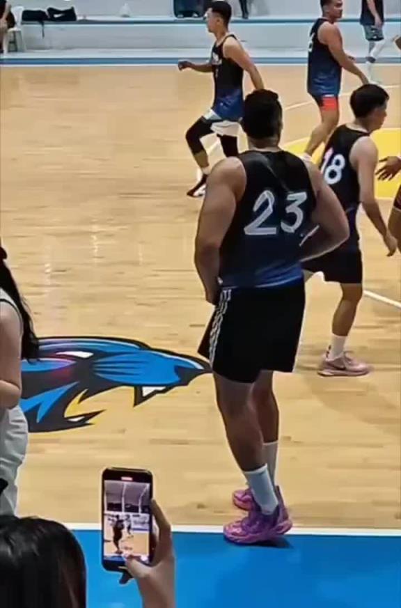 你说好好的铅球不打来打篮球做什么