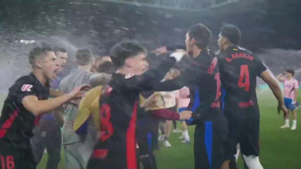 阻止慶祝！西班牙人噴水驅趕巴薩球員！巴薩球員無視仍唱跳慶祝