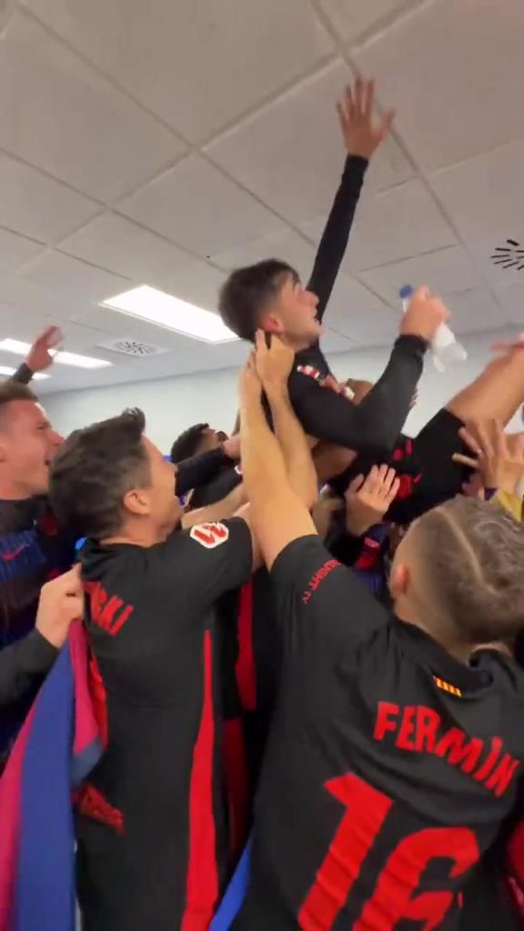 隊寵啊！佩德里在更衣室被隊友高高舉起，還高呼其名字