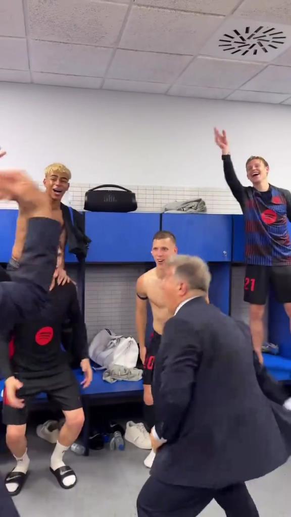 巴薩2-0西班牙人提前兩輪奪冠!拉波爾塔和球員在更衣室慶祝