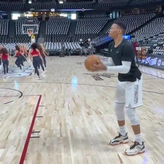 拉拉隊在彩排！威少是今天雷霆vs掘金第一個出來熱身的球員！