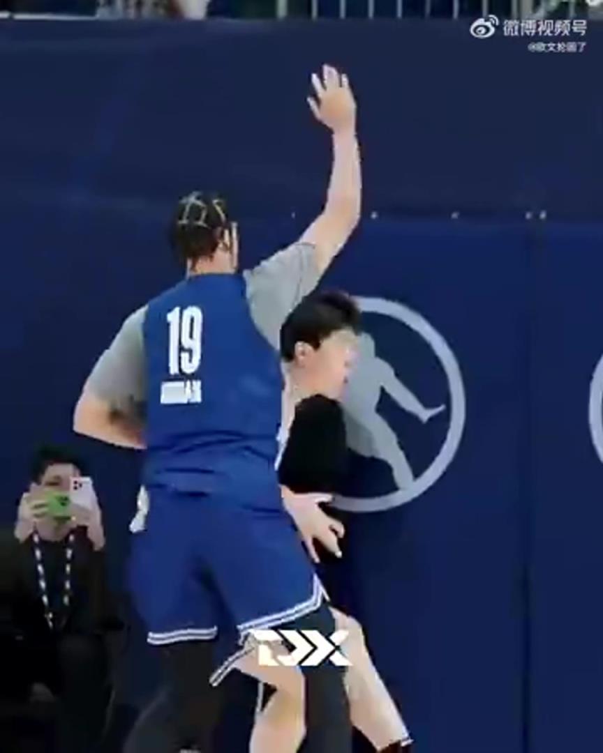 這對抗是真扎實啊!楊瀚森在籃下強吃對手,生頂到籃下一個2+1輕松愉快!