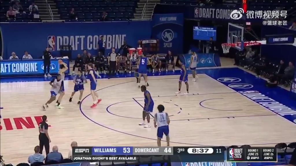 仔細回看楊瀚森這記妙傳，傳出去那一刻，板凳席已經準備起立慶祝