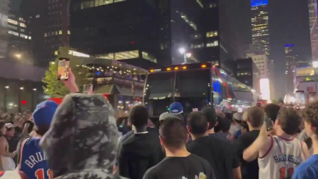 殺人誅心！綠軍大巴離開紐約時，尼克斯球迷大喊“BYE，BYE”