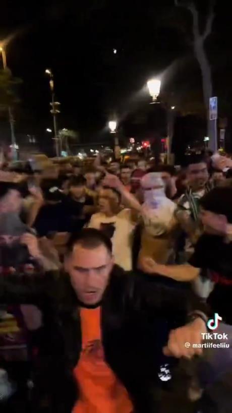 卡薩多和巴薩極端球迷組織《瘋狂男孩》一起慶祝引熱議