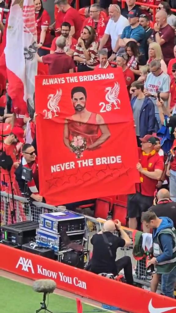 太搞了！利物浦球迷TIFO嘲諷阿森納：永遠是伴娘，不會是新娘！