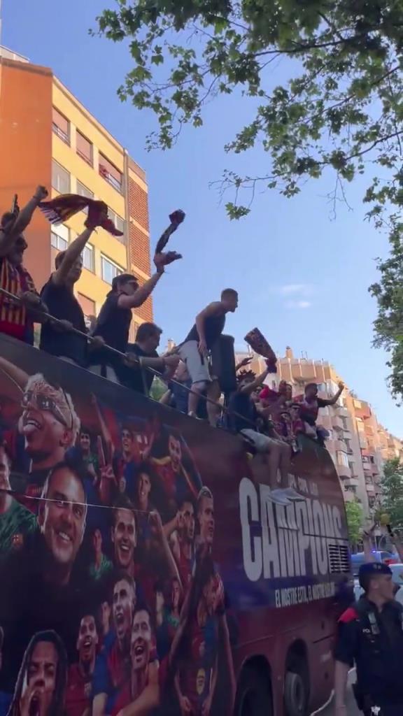 費爾明站在車邊狂歡，弗里克拉著他生怕他掉下去