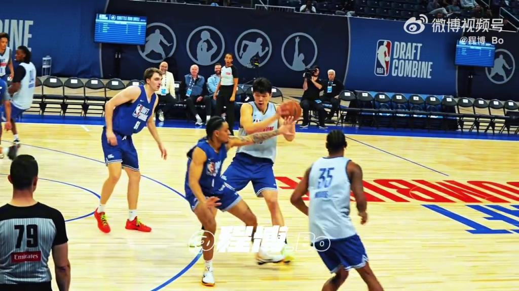 慢鏡頭感受下楊瀚森這記弧頂妙傳，場邊的球探都有點(diǎn)小驚訝！