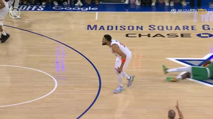 引爭議！唐斯logo三分飆中，但絆倒霍勒迪進攻犯規進球無效！