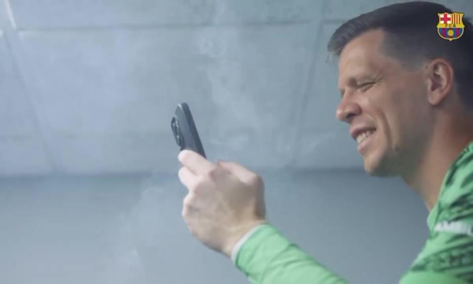 什琴斯尼坐在儲物柜上,一邊抽煙一邊看著隊友慶祝