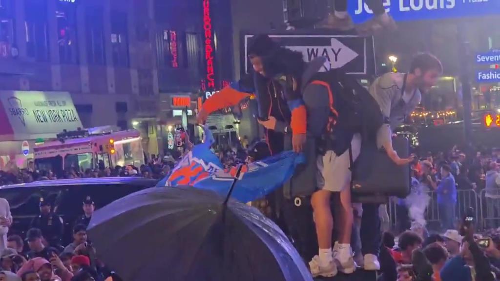 疯狂！纽约街头已经水泄不通 甚至有人开始爬电线杆子了