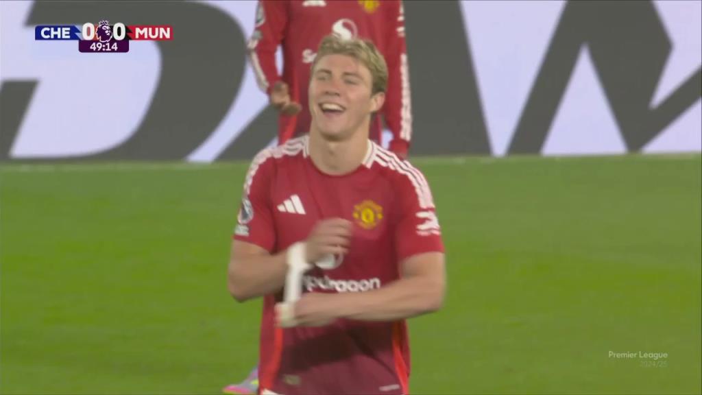 你沒事吧?霍伊倫被裁判發現戴蘋果手表,一臉傻笑跑場邊摘掉