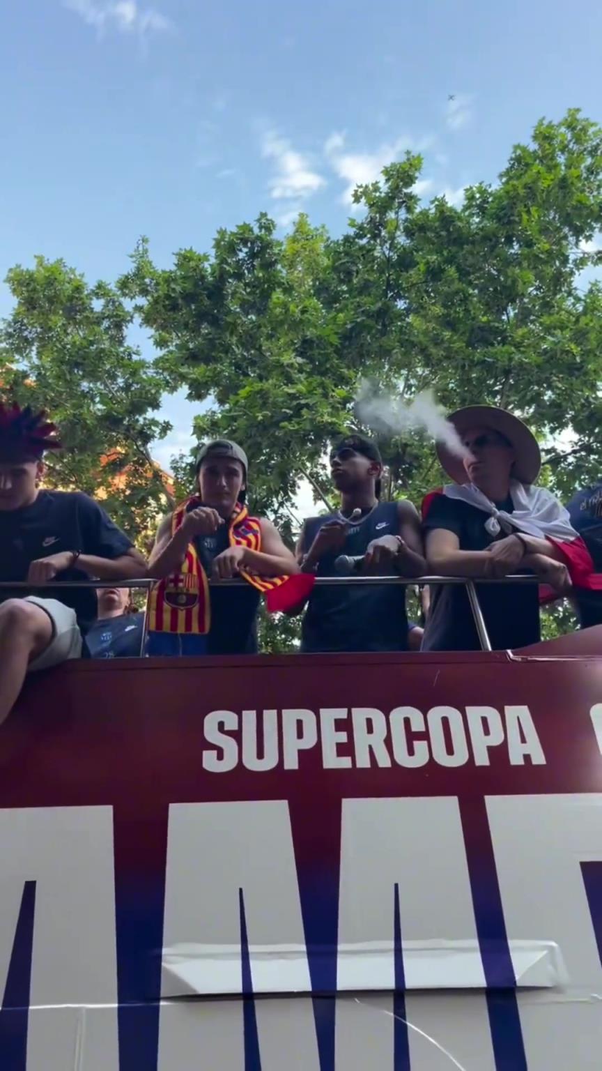 亞馬爾和什琴斯尼，一個(gè)吃棒棒糖，另一個(gè)頂級(jí)過肺