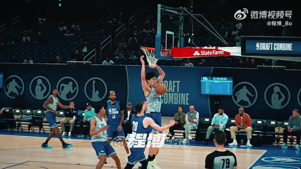 杨瀚森篮下扣篮打2+1，队友赶忙跑过来喊：“YAO YAO YAO”