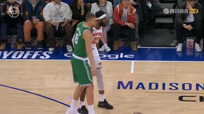 在打比賽呢你要干什么波津突然一下抱住米切羅,后者兩罰中一