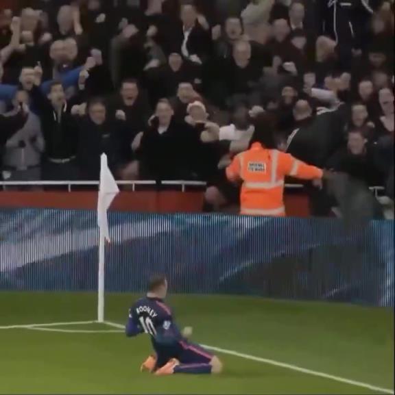 足壇史上優(yōu)秀前鋒之一，曼聯(lián)隊(duì)史射手王。曼聯(lián)前鋒們好好學(xué)學(xué)吧