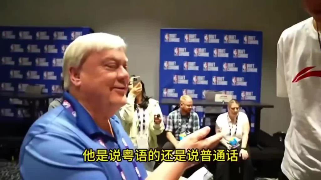 美國記者采訪楊瀚森，這位記者坦言曾為易建聯(lián)學(xué)習(xí)多年粵語！