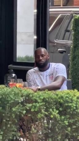 名人太難了！詹姆斯街頭吃飯，被民眾圍觀拍照