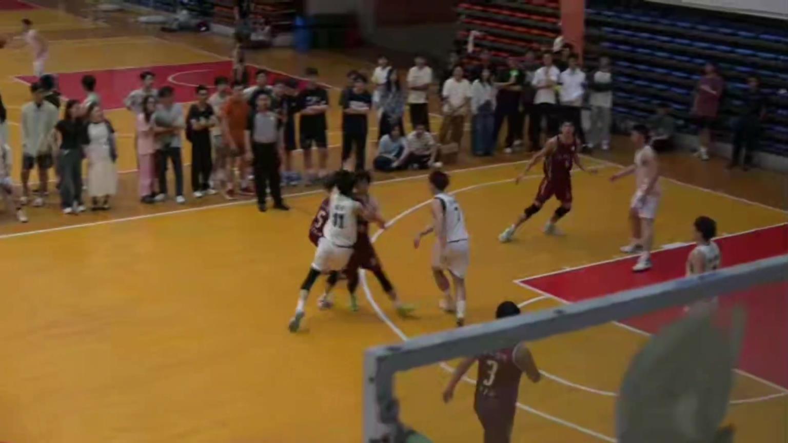 全靠同行襯托！福州大學籃球聯賽上演麥迪時刻-55秒狂轟12分