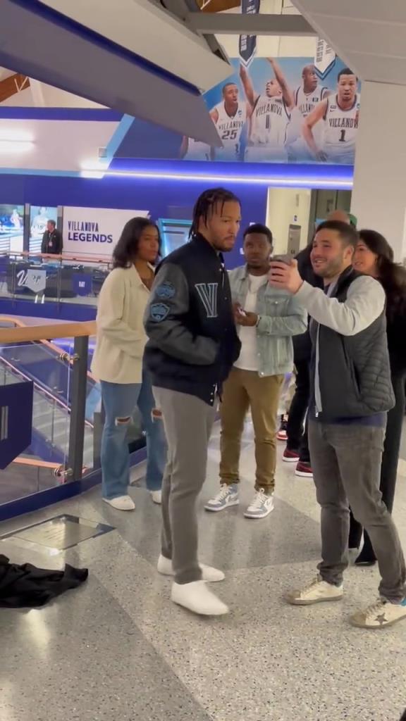 當(dāng)年布倫森在逛街時(shí)被路人告知球隊(duì)交易來哈特時(shí):噢!謝特