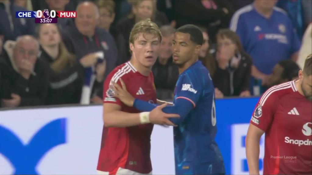 根本盯不住！霍伊倫角球防守中被科爾維爾連續(xù)推搡甩開