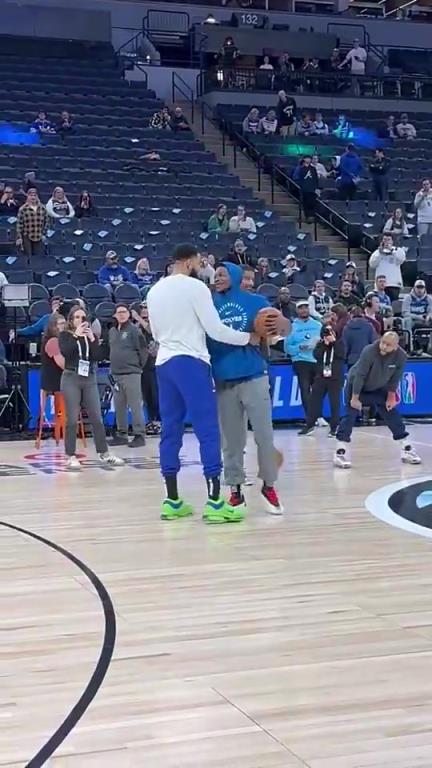 總決賽見?唐斯首回狼主場時和華子深情擁抱,華子一直拉著唐斯聊