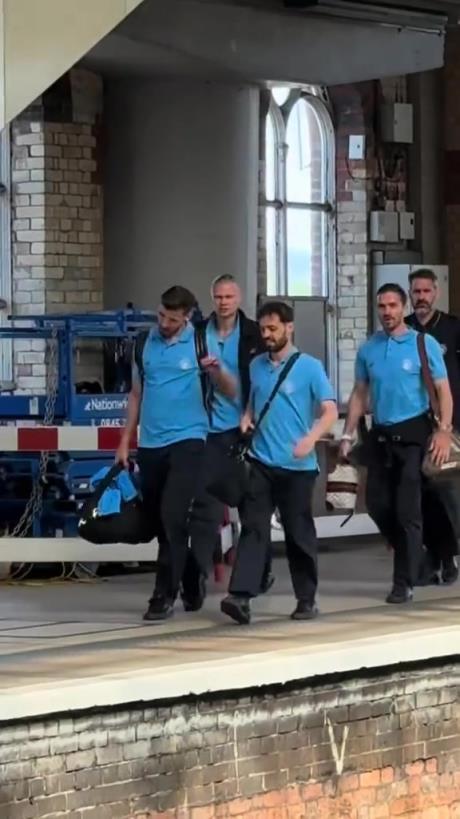 溫布利，我們來啦！路人視角下的曼城全隊，這衣服咋像裝修隊一樣