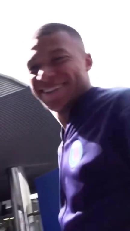 球星也有調(diào)皮的一面！姆巴佩滑下樓梯的瞬間，歡樂感爆棚！