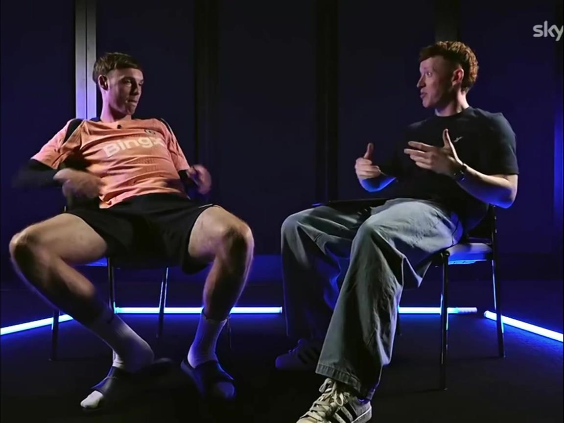 街溜子般的搞笑坐姿，帕爾默談亞馬爾的采訪在外網(wǎng)爆火