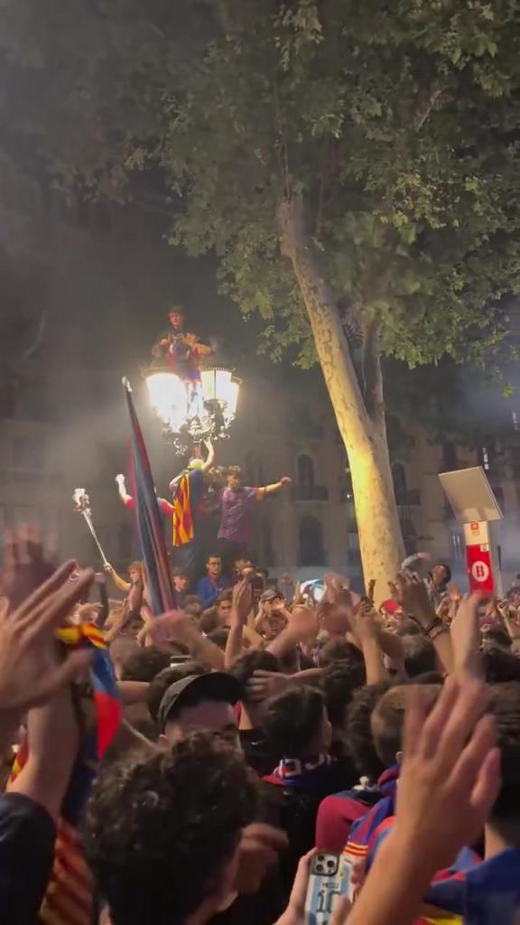 永遠在心中!巴薩球迷舉起4-0球衣,并高呼梅西名字