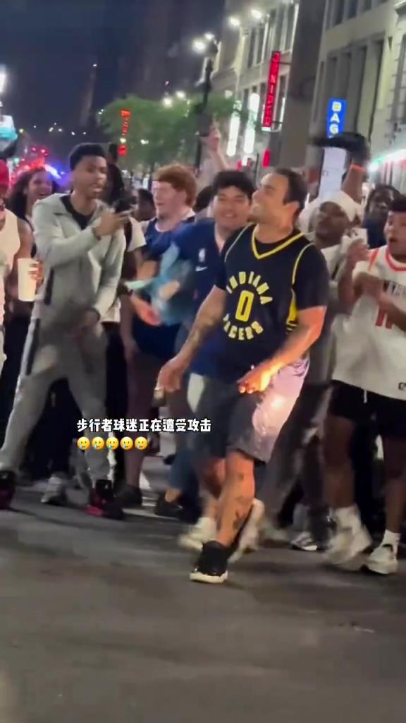 這就開(kāi)始了！小伙穿著哈利伯頓球衣在紐約街頭遭遇圍攻